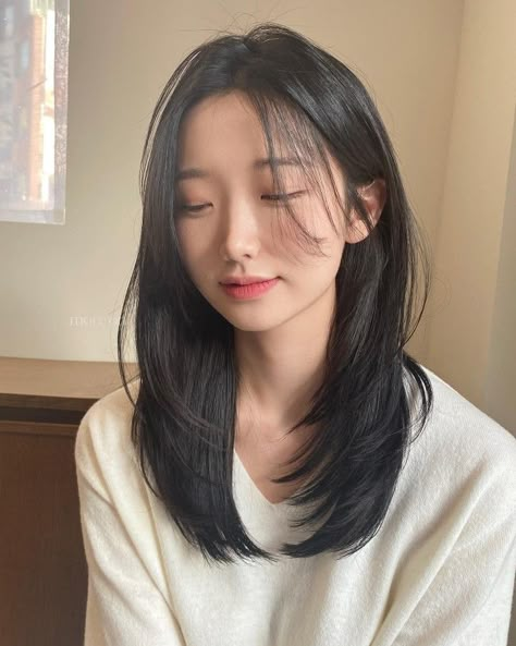 Medium Layered Haircuts Asian, Asian Hair Round Face, Asian Haircut Straight Hair, Asian Haircut Medium, Japanese Haircut Medium, Korean Hairstyle Medium, Japanese Haircuts, Asian Hair Inspo, Korean Hairstyle Ideas