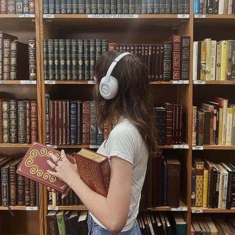 Reader Girl, Library Aesthetic, Reading A Book, Academia Aesthetic, Girl Reading, Girl Guides, Autumn Aesthetic, Book Girl, Memento Mori