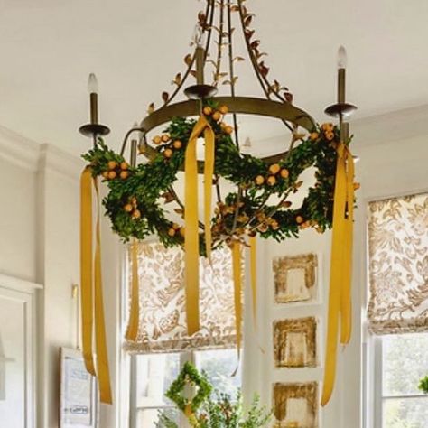 The Proper Peacock on Instagram: "This festive kitchen makes me feel like baking ALL the Christmas cookies! Styling by @margaret_zainey_roux. Photo by @saraessexbradley. As published in a previous year’s holiday issue of @southernhomemag. . . #holidaydecor #christmasdecor #christmasdecorating #decorations #interiordesign #interiordecorating #holidaybaking #traditionalhome #traditionalinteriors #classicstyle #interiorstyling #interiordecor #interiordetails #deckthehalls #classicdesign #classicdecor #classicinteriors #timelessstyle #margaretzaineyroux #saraessexbradleyphotography ##southernhome #southernhomemag" Ribbons On Chandeliers Christmas, Wreath On Chandelier, Christmas Decor Chandelier Dining Rooms, Chandelier Christmas Decor Ideas, Ornaments On Chandelier, Holiday Chandelier Decor, Garland On Chandelier, Christmas Decor Chandelier, Decorate Chandelier For Christmas