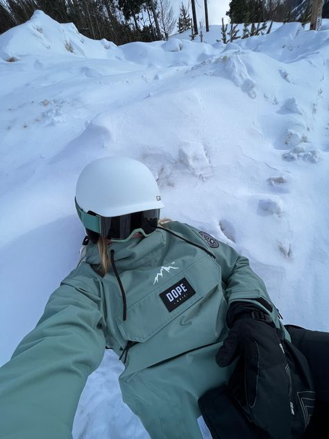 Dope Snow Outfits, Dope Snowboard Outfit, Snowboarding Outfit Aesthetic, Snowboard Girl Aesthetic, Cool Snowboarding Outfit, Snowboard Fits, Granola Girl Winter, Winter Ski Outfit, Ski Jacket Outfit