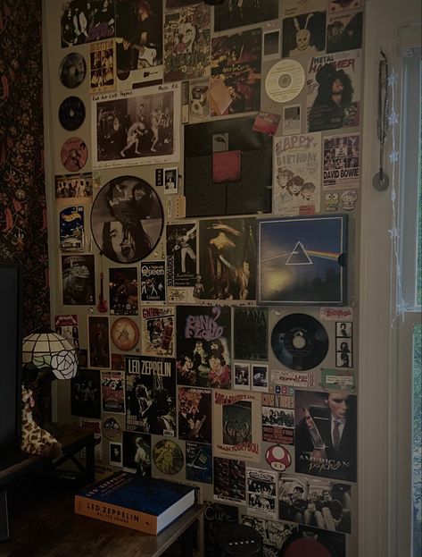 Vintage Looking Room Ideas, Grunge Core Bedroom, Band Posters On Wall Bedroom Aesthetic, Music Bedroom Aesthetic Vintage, Room Inspiration Bedroom Grunge, Room With Vinyl Records, Cool Apartment Aesthetic, Metal Room Aesthetic, Room Inspiration Grunge