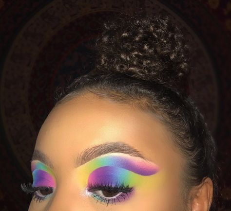 Colorful Cut Crease, Maquillaje Cut Crease, Empty Eyeshadow Palette, Eyeshadow Crease, Account Ideas, Easy Winged Eyeliner, Eyeshadow For Green Eyes, Cut Crease Eyeshadow, Eyeshadow Brands