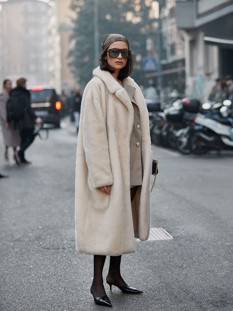 The 8-Piece Wardrobe That Defines Italian-Girl Style Italian Girl Style, Fur Coat Street Style, Italian Style Dress, Long Teddy Coat, Faux Shearling Coat, Cute Coats, Italy Fashion, Milan Fashion Weeks, Street Style Winter