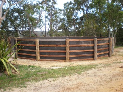 Round Pen Ideas, Round Pens For Horses, Barn Layout, Dressage Arena, Horse Farm Ideas, Rural Property, Barn Stalls, Pen Ideas, Building Things