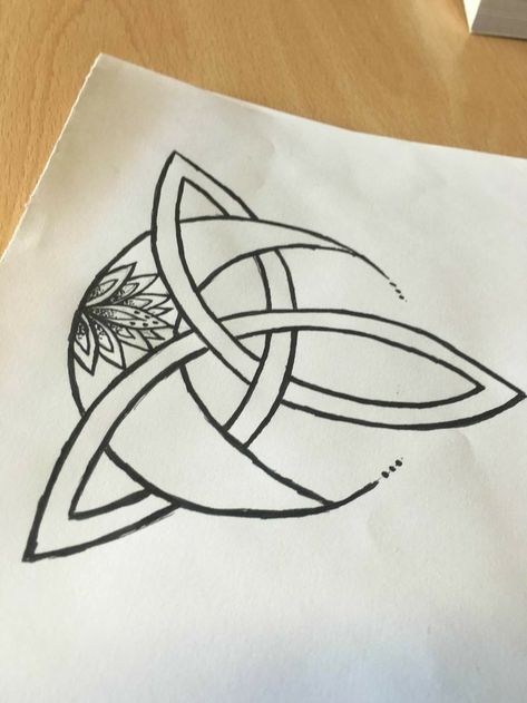 Triquetra Moon Tattoo, Witch Mandala Tattoo, Pagan Moon Tattoo, Celtic Mandala Tattoo, Triquetra Tattoo Design, Celtic Designs Tattoo, Celtic Moon Tattoo, Celtic Art Tattoo, Celtic Trinity Knot Tattoo