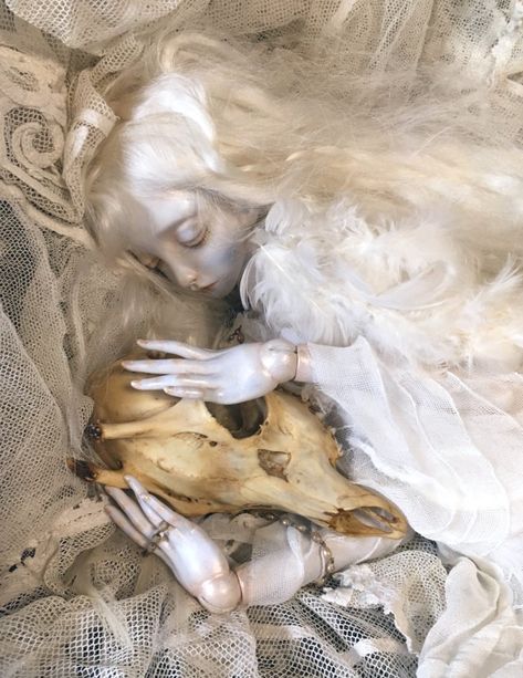 Old Porcelain Dolls, Creepy Core, Enchanted Doll, Doll Aesthetic, Victorian Dolls, Doll Makeup, Old Dolls, Anime Dolls, Doll Parts