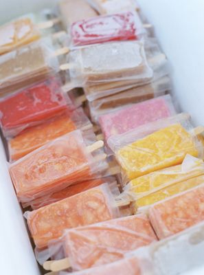 wrap homemade popsicles in wax paper. Homemade popsicles for the summer = much healthier Refrigerated Desserts, Recetas Salvadorenas, Soda Shop, Fruit Pops, Fresh Fruit Recipes, Yummy Meals, Homemade Popsicles, Cold Treats, Paper Moon