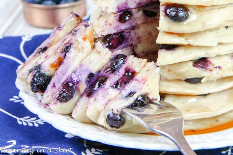 Healthy blueberry pancakes made with greek yogurt! Fluffy, moist and super tasty. Easy Pancake Batter, Homemade Pancake Batter, Greek Yogurt Blueberry, Blueberry Compote Recipe, Healthy Blueberry Pancakes, Pancake Batter Recipe, Easy Homemade Pancakes, Easy Pancake, Blueberry Pancakes Recipe