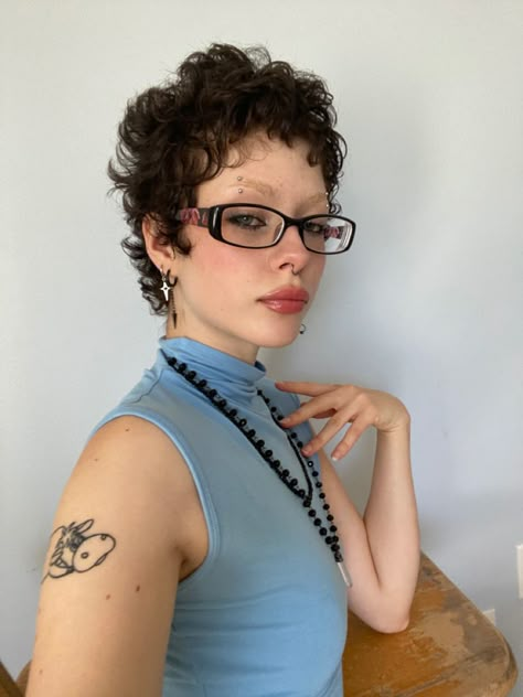 Glasses Hairstyles, Photography Poses Ideas, Looks Aesthetic, Bayonetta Glasses, Indie Summer, Hairstyles Pixie, Glasses Outfit, Curly Hair Accessories, Short Curly Hairstyles