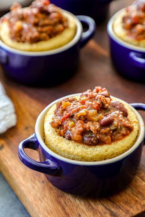 Chili Bowl Recipe, Cornbread Bowl, Top Chili Recipes, Smoked Chili Recipe, Cornbread Chili, Chili Cornbread, Smoked Chili, Bread Bowl Recipe, Favorite Chili Recipe