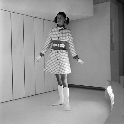 Space Age Fashion, Andre Courreges, Fashion 1960s, Sixties Fashion, 1970s Fashion, Mod Fashion, 1960s Fashion, White Boots, Vogue Italia