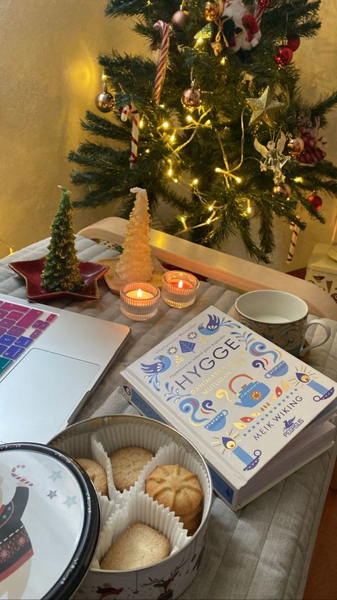 Hygge Hygge Winter Aesthetic, Hygge Table, Comfort Pictures, Winter Challenge, December Mood, Hygge Aesthetic, Christmas Hygge, Hygge Winter, Christmas Feels