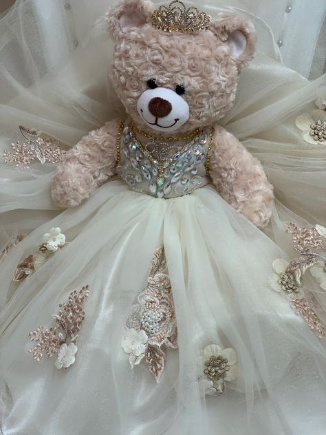 Princess Quinceanera Theme Decorations, Champagne Themed Quinceanera, Gold Champagne Quinceanera Dress, White Quinceanera Decorations, Champaign Quince Dress, Champagne Quince Decorations, Flower Bouquet Quinceanera, Bear Quince, Quince Bears