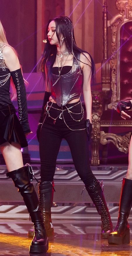 K Pop Black Outfit, Kpop Rock Outfit, Kpop Female Stage Outfits, Pop Star Aesthetic Fashion, Karina Aespa Stage Outfit, Kpop Leather Outfit, Karina Stage Outfit, Kpop Outfits Female, Pop Star Outfit Ideas