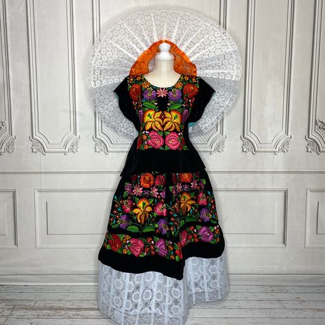 Tehuana Gala Outfit – Camelia Mexican Boutique Huipil Outfit, Best Traditional Outfits, Frida Kahlo Dress, Mexican Boutique, Folklorico Dresses, Folkloric Dress, Back Outfit, Latin Art, Adjustable Skirt