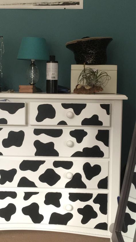 Cow Print Stuff Bedroom, Cow Theme Room Decorating Ideas, Cow Bedroom Ideas, Cow Room Ideas, Cow Themed Room, Cow Print Room Ideas, Cow Print Mirror, Cow Room Decor, Cow Print Bedroom Ideas