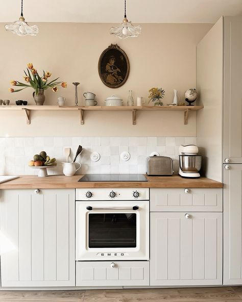 Smeg Kitchen, Kitchen Renovation Inspiration, Country Cottage Kitchen, Productive Work, Kitchen Decor Inspiration, Kitchen Refresh, Kitchen Wall Colors, Home Office Ideas, Chic Kitchen