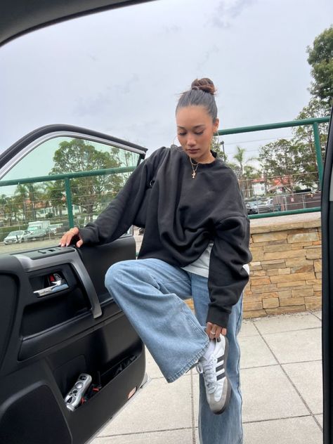 Comfy Bar Outfit Winter, Street Wear Women Aesthetic, Trendy Outfits Fall 2024, Outfit Inspirations Streetwear, Cold Streetwear Outfits, Cool Girl Outfits Street Styles, Samba Outfit Winter, Vintage Sneakers Outfit, Cloudy Outfit Ideas