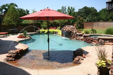 Umbrella on tanning ledge Walk In Pool, Beach Entry Pool, Living Pool, Pool Remodel, Backyard Remodel, Backyard Paradise, Small Pools, Dream Pools, Backyard Pool Designs