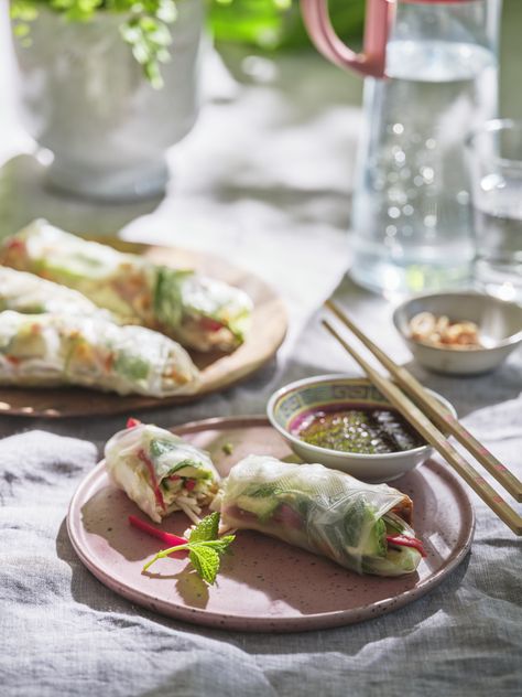 Vegetarische springrolls met pittige pindadip | Project Gezond Nuoc Cham Sauce Recipe, Vietnamese Summer Rolls, Radish Sprouts, Rice Paper Wrappers, Recipes With Fish Sauce, Spicy Prawns, Rice Paper Rolls, Summer Rolls, Hoisin Sauce