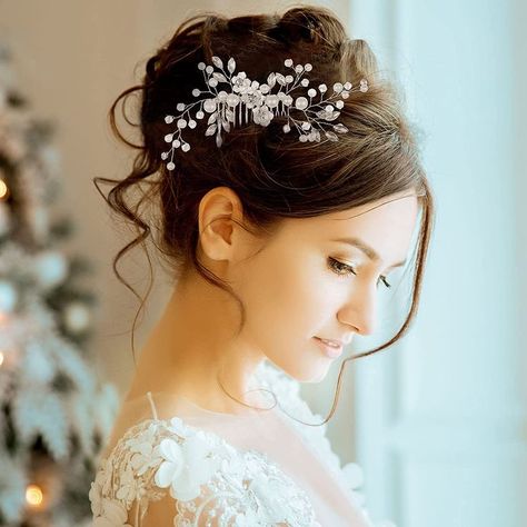 This accessory will complete your wedding look and make you look elegant Bohemian Wedding Headpiece, Boho Bridal Headpiece, Bohemian Headpiece, Headband Wedding Hair, Vine Headband, Pearl Headband Wedding, Summer Wedding Hairstyles, Wedding Hair Vine, Wedding Hair Headband