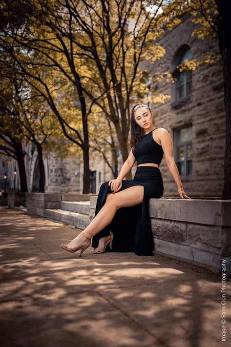 Woman Photoshoot Poses, Female Portrait Poses, Senior Photoshoot Poses, Outdoor Portrait Photography, Senior Portraits Girl, Lighting Photography, Fashion Model Poses, Beauty Photoshoot, Outdoor Portraits