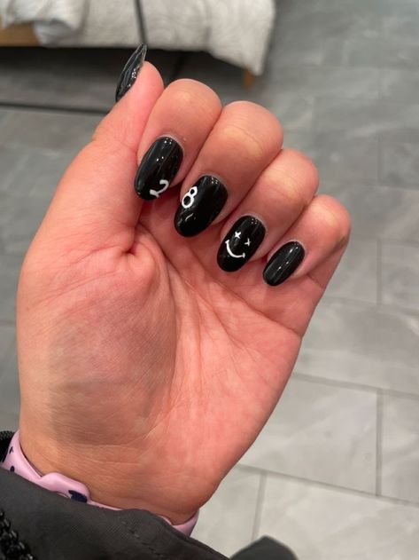 louis tomlinson nails / nails inspiration / louis tomlinson (credits to the owner but I couldn't find it) Louis Tomlinson Nails, Louis Nails, Nails Colour, Wall Nails, Inspired Nails, Concert Outfits, Nail Styles, Nails Ideas, Nails Nails