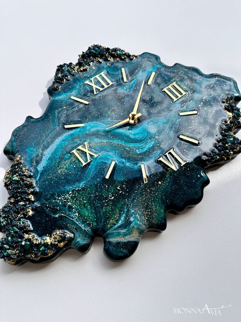 Resin geode clock with natural stones is an elegant, unique and beautiful decor that blends harmoniously with any interior design of the living room, bedroom, kitchen and other rooms. Also, handmade epoxy resin clocks will be a wonderful gift for your friends and loved ones for anniversaries, birthdays, weddings and housewarmings. This is a unique Resin art wall art - all of our clocks are functional, stylish, and have been at the top of trends for over 10 years! In our work we use only the high Resin Wall Art Home Decor, Geode Clock, Diy Resin Wall Art, Stone Clock, Epoxy Resin Wall, Geode Wall, Resin Wall Clock, Geode Stone, Resin Clock