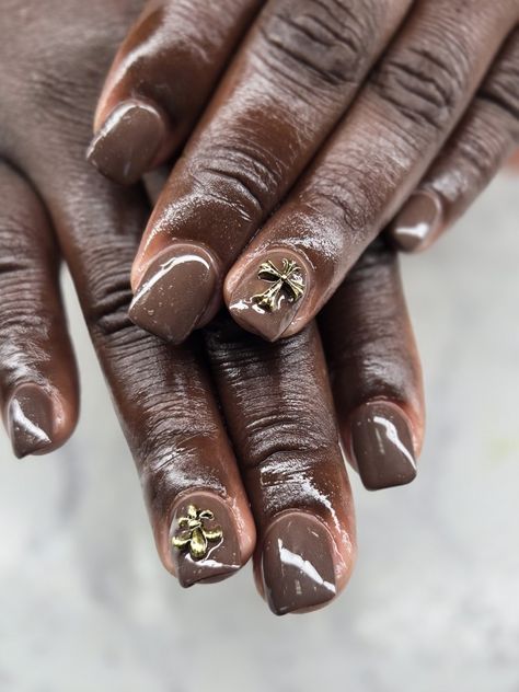 Coffe brown nails with charm Brown Manicure Short Nails, Natural Nails Brown, Gel Manicure Natural Nails, Manicure Natural Nails, Chocolate Brown Nails, Brown Manicure, Manicure Short Nails, Manicure Natural, Manicure Short