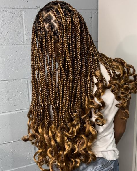 Check out these golden knotless braids 👀 Perfect for the summer time AND golden hour 😋🤩🤩 DM to book :) ~ ~ ~ ~ ~ #explorepage #explore #hair #curls #knotlessbraids #goldenbraids #color27 #color30 #summerstyles #smediumknotlessbraids #bohobraids #westchesterbraider #yonkershairstylist #mountvernonhairstylist #nychairstylist #trending #manesbymorena_ Hair Curls, Knotless Braids, Boho Braids, Golden Hour, Summer Time, Hair Stylist, Braids, Summer Fashion, Hair