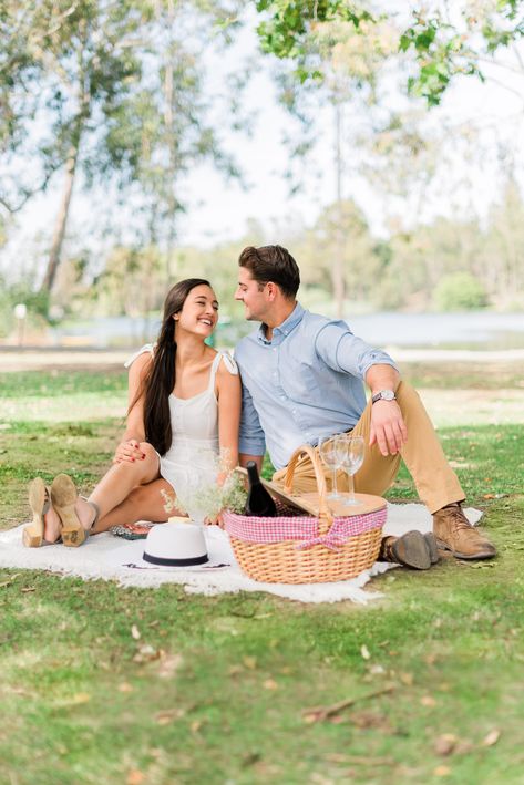 Sonia and Spencer Picnic Couples Session at Vasona Lake - Bay Area Couples, Engagement, and Wedding Photographer Picnic Poses, Pop Up Picnic, Bay Area Engagement Photos, Couple Picnic, Beach Wedding Pics, Pre Wedding Photoshoot Theme, Picnic Engagement Photos, Picnic Photo Shoot, Picnic Pictures