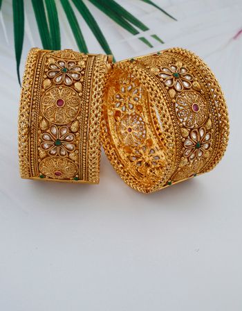 Antique Gold Kangan Design, Big Bangles Gold, Bangals Design In Gold Antique, Gold Patla Design For Women, Rajwadi Gold Kangan, Kangan Gold Bangle Set, Kangan Design Gold Bangles, Antique Bangles Indian Gold, Gold Kada Design For Women