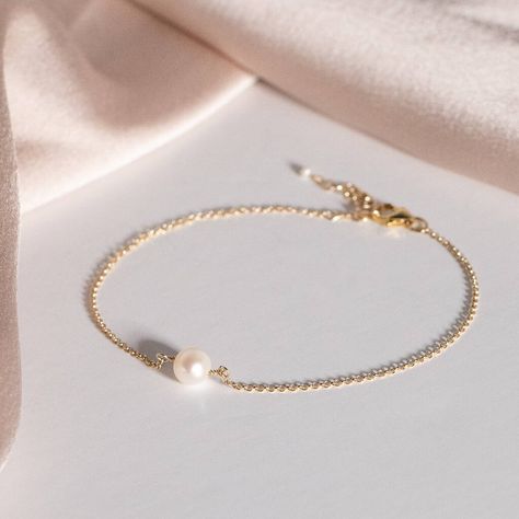 This lustrous pearl bracelet is handmade in our Kent workshop. It has a single beautiful freshwater pearl fastened to a delicate chain. You can choose between the sterling silver option for its classic charm, or the gold-filled option for a touch of opulence that truly shines.This bracelet with its unique contemporary appeal is a perfect gift for birthdays, and Christmas.It would make a beautiful and timeless gift for a bride or bridesmaid too. The bracelet is also a good choice for everyday wear so it's a fantastic item to treat yourself with.All of our items come packaged in a beautiful Gaamaa branded gift box with fibre insert.You can choose to add gift wrapping and/or a greeting card with a matching envelope to your order. We have a variety of cards to match every occasion.Please get i Pearl Lariat Necklace, Pearl Lariat, Raw Stone Jewelry, Jewelry Accessories Ideas, Crystal Beads Bracelet, Delicate Chain, Cute Bracelets, Timeless Accessories, Lariat Necklace