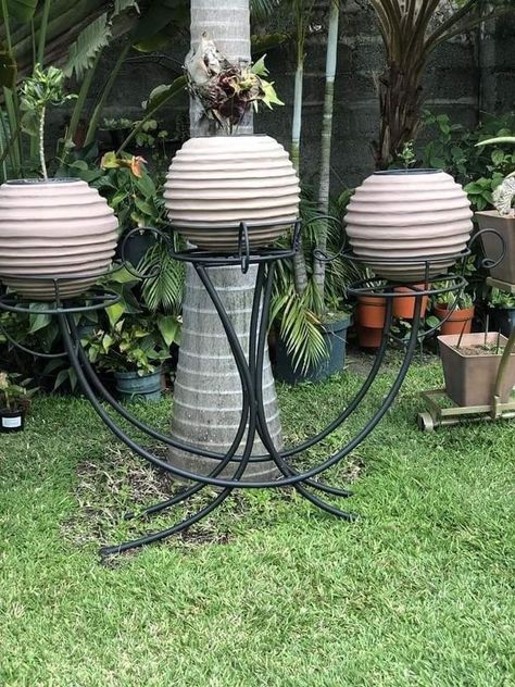 Outdoor Metal Plant Stands, Plant Stand Decor, Garden Lighting Design, Cheap Landscaping Ideas, Metal Flower Pots, Planter Project, Garden Balls, Outdoor Patio Bar, House Plant Pots