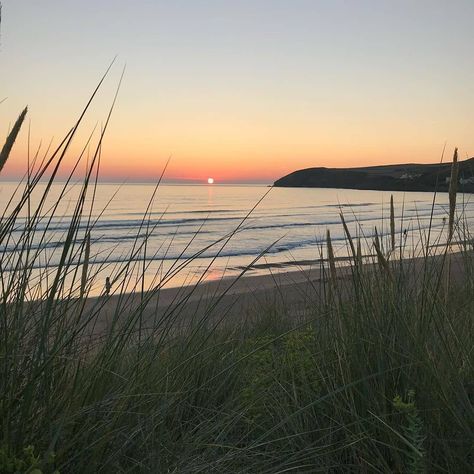 Discover Devon on Instagram: “Nothing like a Croyde Bay sunset! We’re working hard behind the scenes to get everything ready for having you here to enjoy one of these…” Croyde Bay Devon, Croyde Bay, Devon England, Working Hard, Skateboarding, Devon, Work Hard, Behind The Scenes, Surfing