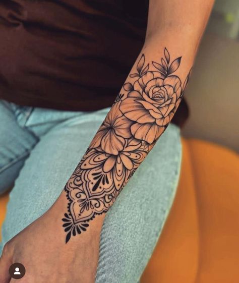 Tattoo Idea For Women, Forearm Mandala Tattoo, Dotwork Mandala, Floral Mandala Tattoo, Beautiful Flower Tattoos, Geniale Tattoos, Tattoo Graphic, Floral Tattoo Design, Up Tattoos