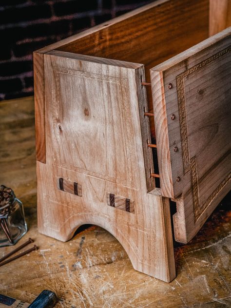 Medieval Furniture Plans, Sea Chest, Tre Kunst, Wood Tool Box, Wooden Tool Boxes, Wood Furniture Plans, Medieval Furniture, Carpentry And Joinery, Campaign Furniture