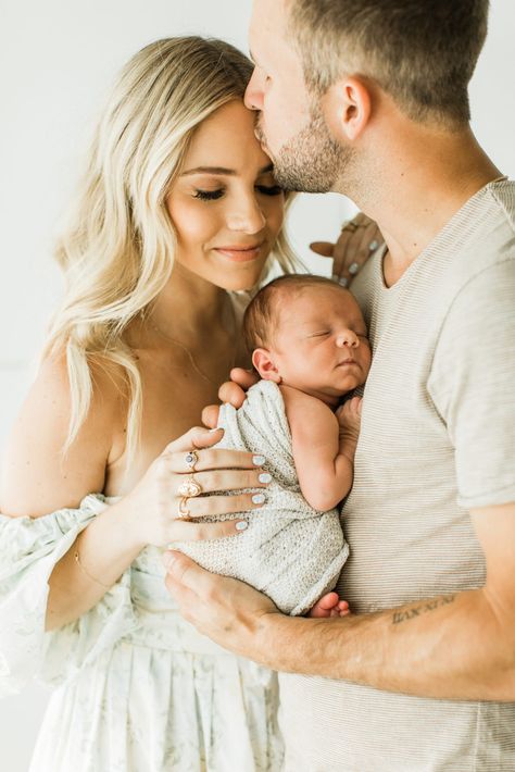 Newborn Photo Pose, Newborn Family Pictures, Baby Boy Newborn Pictures, Foto Newborn, Lifestyle Newborn Photos, Baby Fotografie, Newborn Photography Boy, Newborn Family Photography, Studio Newborn