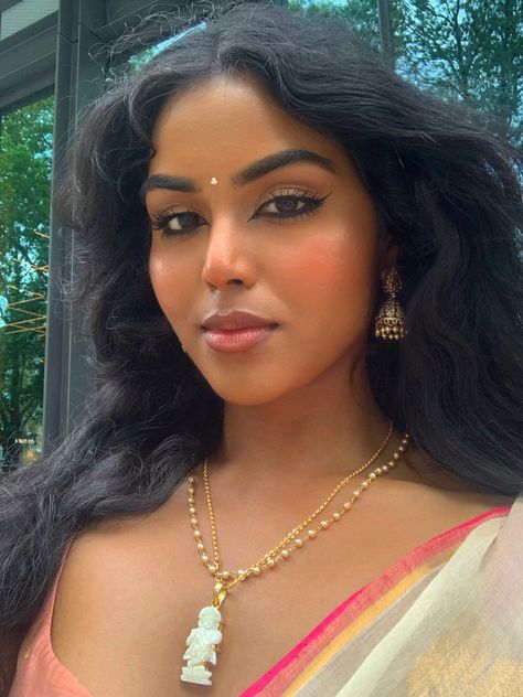 south indian saree look in london Asian Aesthetic Outfits, Indian Makeup Looks, South Asian Aesthetic, Indian Look, Ethereal Makeup, Brown Makeup, Indian Makeup, Face Photography, Indian Aesthetic