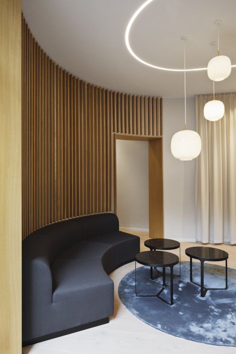 Smiledesigns Dental Clinic by Henning Larsen  |  Copenhagen, Denmark Clinic Waiting Area, Reception Area Design, Doctor Office Design, Waiting Room Design, Henning Larsen, Office Waiting Rooms, Dental Office Design Interiors, Cabinet Medical, Dental Office Decor