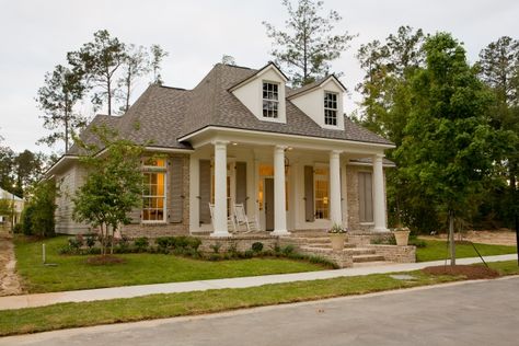 Building a House in Florida - The Styles, the Process, the Cost Acadian Style Homes, Casas Coloniales, Country Style House Plans, Highland Homes, Traditional Exterior, Interior Modern, Exterior Paint Colors, English Cottage, Design Living Room