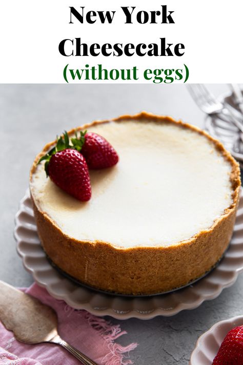 new york cheesecake topped with fresh strawberries Cheesecake Without Eggs, Eggless Cheesecake, Creamy Dessert Recipes, Healthy Cheesecake Recipes, Cheesecake Baked, Cake Recipes Without Eggs, Cheescake Recipe, Baked Cheesecake, Healthy Cheesecake