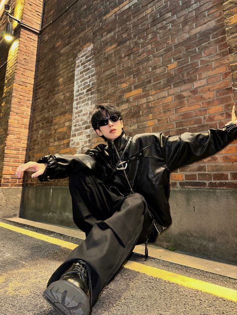 Asian Drip Outfit Men, Chinese Male Street Fashion, Aesthetic Poses Male, Streetwear Pose Men, Fashion Male Poses, Rock Male Outfit, Mens Acubi Fashion, Y2k Poses Men, Acubi Male Outfits