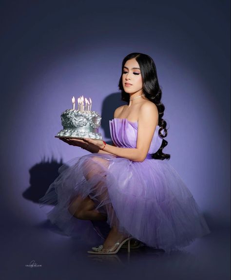 Homecoming Jeans Ideas, Cute Modeling Poses, 16 Photoshoot, Lavender Birthday, Purple Quince, Cake Photoshoot, Purple Cakes Birthday, Quinceanera Photoshoot, Sweet Sixteen Birthday Party Ideas