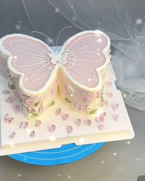 Butterfly Cake Simple, Pastel Butterfly Cake, Butterfly Birthday Cake, Baby Cake Design, Butterfly Theme Cake, 19th Birthday Cakes, Cake Decorating Books, Anime Cake, Butterfly Birthday Cakes