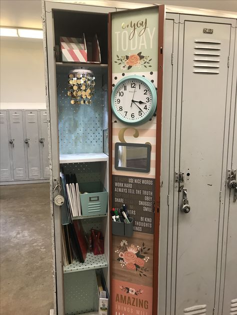 Decorate your locker Decorate School Locker, Long Locker Ideas For School, Locker Ideas Full Length, Full Locker Ideas, High School Locker Organization, Tall Locker Ideas, Locker Door Decorations, Locker Set Up, Decorated School Lockers