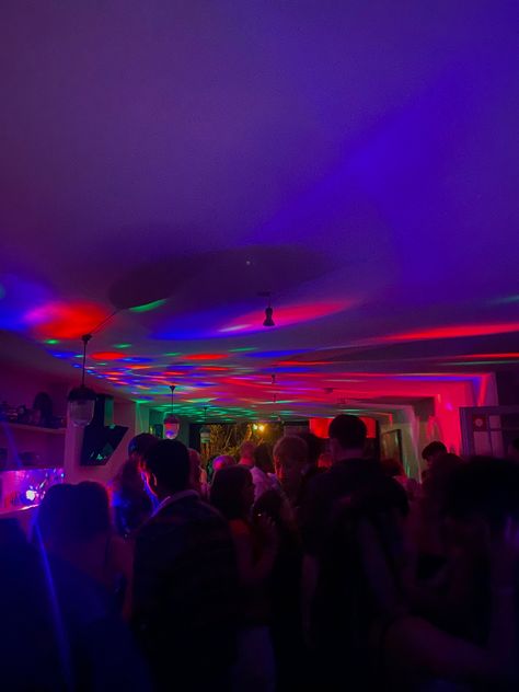 Neon 18th Birthday Party, Neon House Party, Rave Party Ideas, College Party Aesthetic, Latin Party, Night Pool Party, Techno Party, Rave Party, Day And Nite