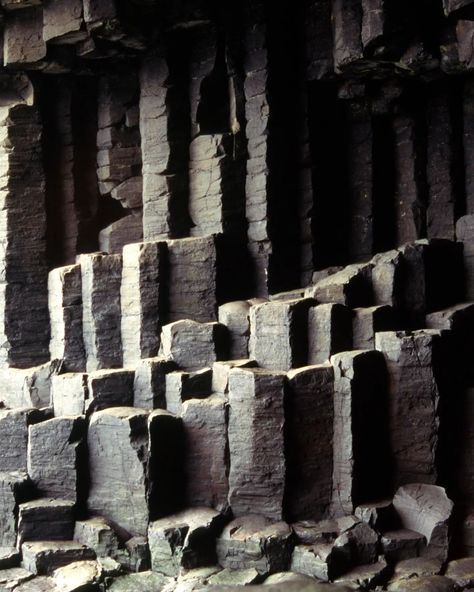 Basalt columns are really amazing rock formations that look like they were made by a sculptor. It’s a very hard rock, almost as hard as diamond. When volcanic lava cools down on the surface, it turns into basalt, which is dark because it’s got a lot of iron and magnesium in it. Kinda like hot chocolate that hardens when you pour it onto a plate. Isn’t that fascinating? Basalt Architecture, Apparel Display, Wabi Sabi Kitchen, Basalt Columns, Basalt Stone, Hidden Key, Wabi Sabi Style, Tableware Design, Brutalist Architecture