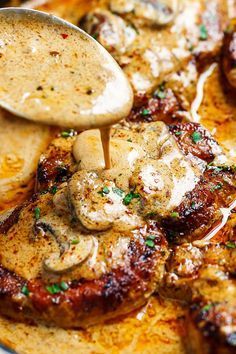 Garlic Pork Chops, Garlic Pork, Seared Pork Chops, Recipe Pork, Pork Chop Recipes Baked, Pork Chop Dinner, Pork Dinner, Creamy Mushroom Sauce, Garlic Mushrooms