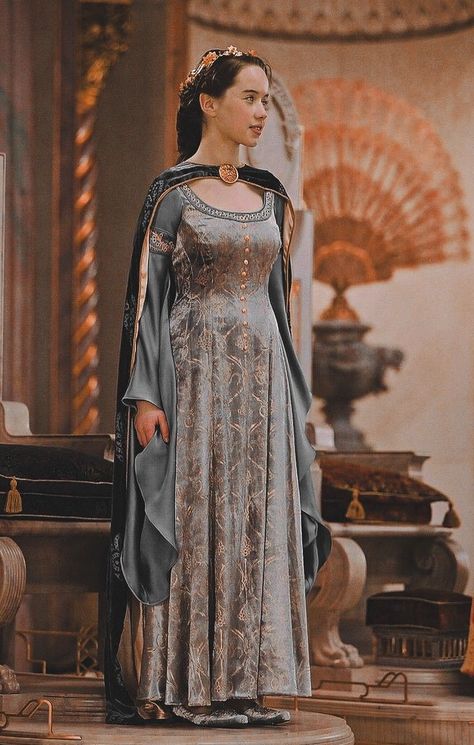 Narnia Dresses, Narnia Costumes, Susan Pevensie, Fantasy Crown, Princess Outfit, Royal Aesthetic, Royal Dresses, Royal Outfits, Fantasy Gowns